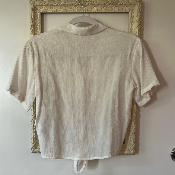 H&M | Off-White Button-Down Crop Front Tie Short Sleeve Shirt - Picture 7 of 10